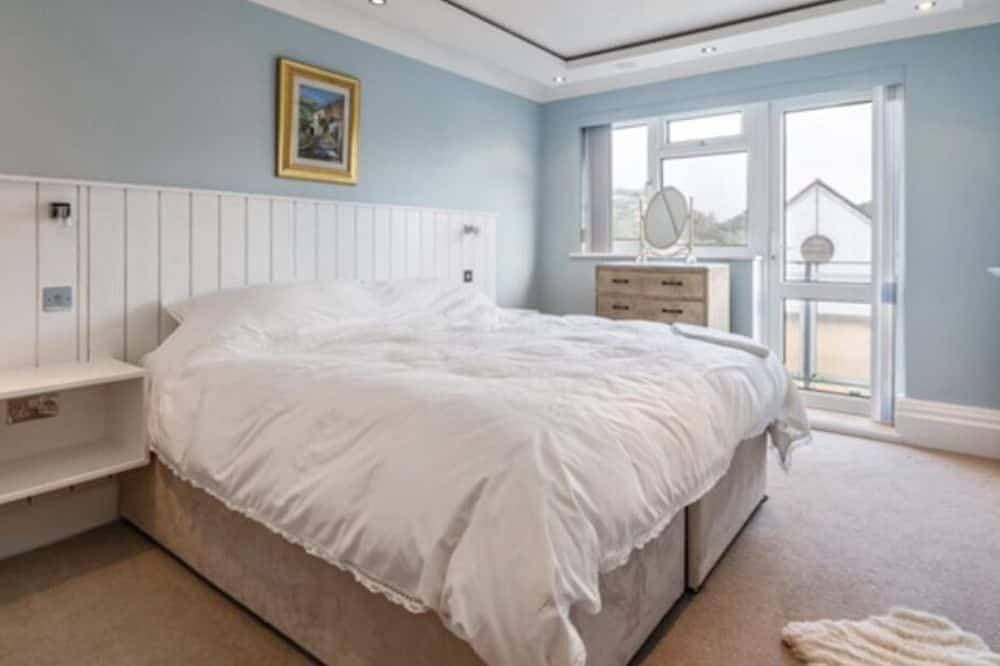 Foto 3 von 12: Sandbanks waterfront flat with panoramic views over Poole Harbour