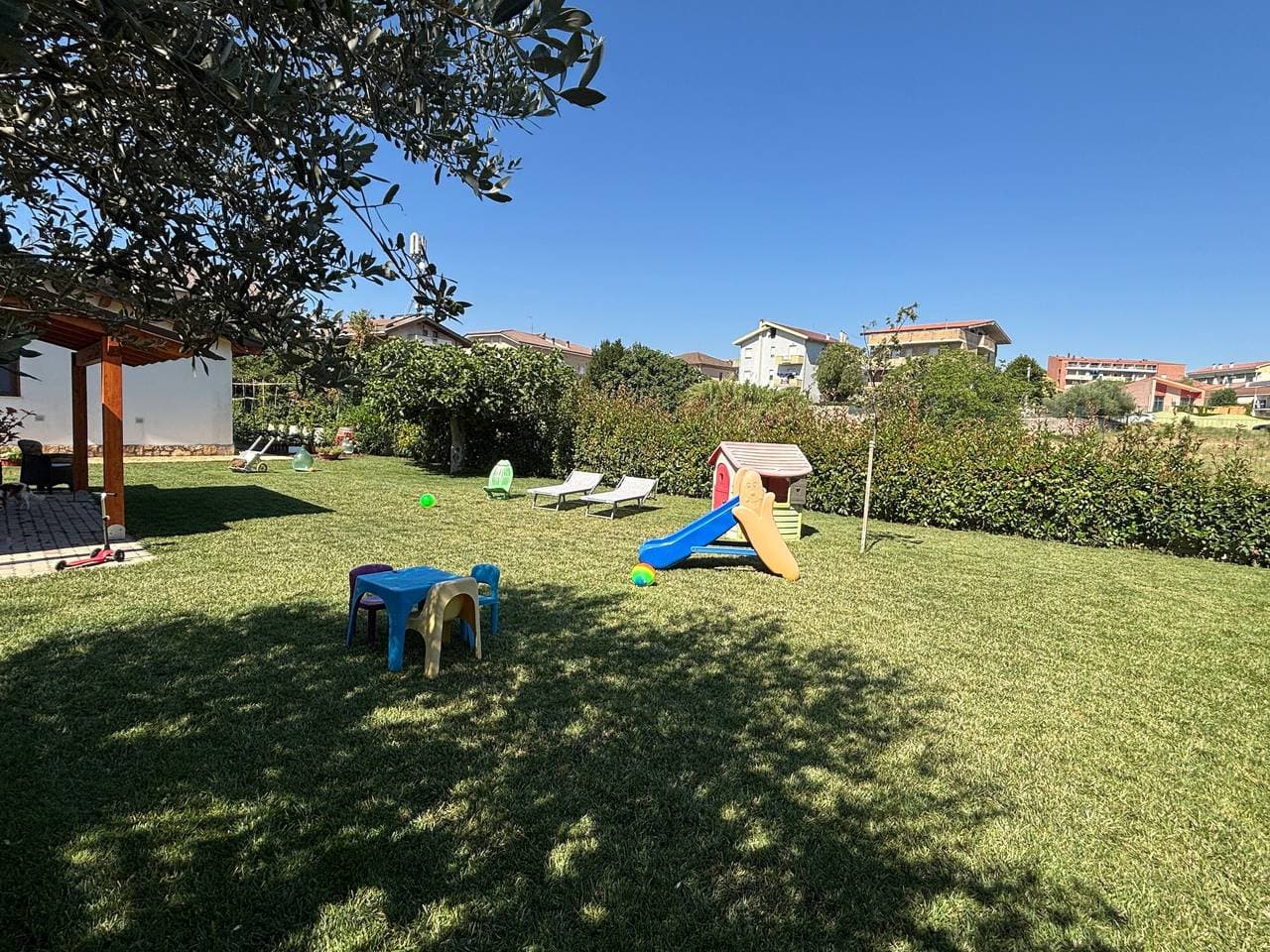 Foto 13 von 33: Die Dependance mit Garten in Pescara – 9 Min zum Meer, WLAN, Klimaanlage, Ev-Ladestation