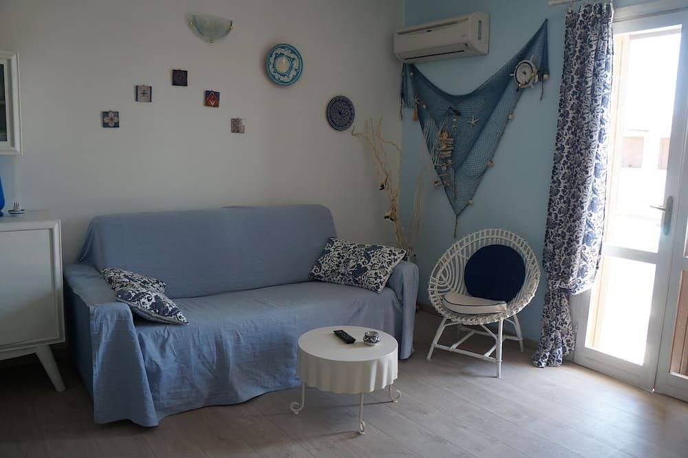 Foto 9 von 25: Schöne Wohnung in einer Villa, Privatstrand mit Sonnenschirmen und Liegen