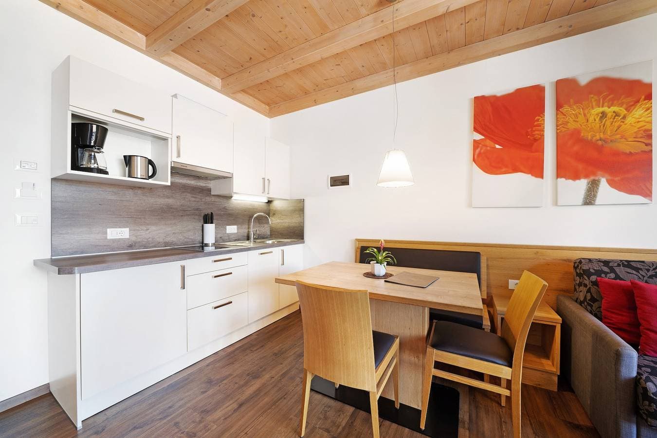 Foto 13 von 17: Ferienwohnung 'Nelkenstein Sommer' mit Bergblick, Gemeinschaftspool und WLAN