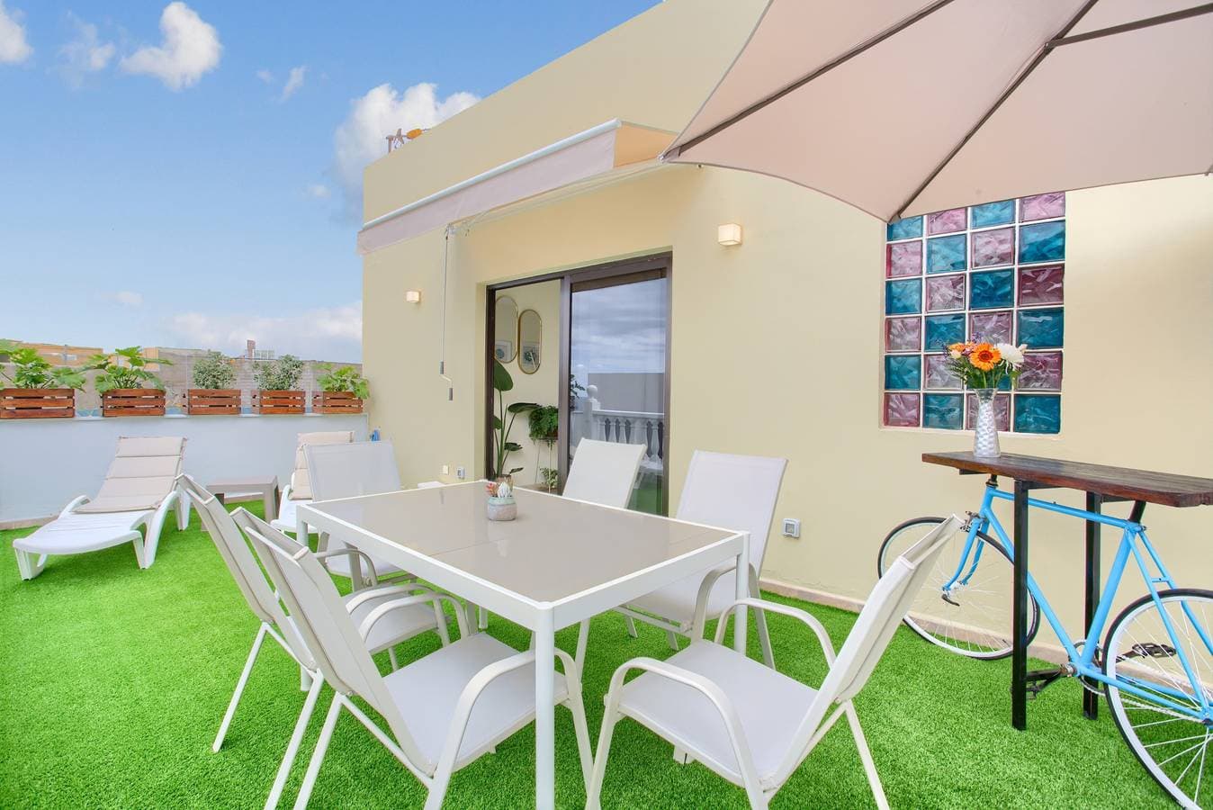 Foto 2 von 30: Ferienwohnung 'Luxury Ático Plaza' mit Bergblick, privater Terrasse und WLAN