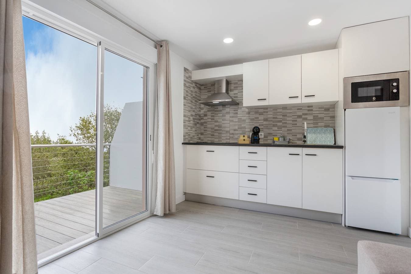 Foto 3 von 31: Ferienwohnung 'Traum mit Waldblick' mit Meerblick, Gemeinschaftspool und Wi-Fi