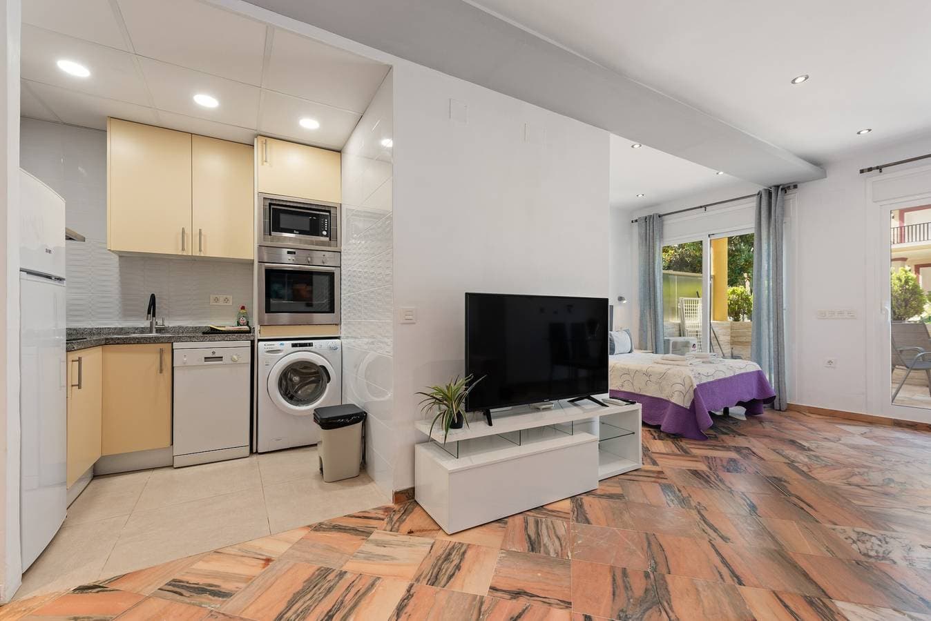Foto 7 von 25: Einzimmerwohnung 'Romana Playa 203' mit Pool, privater Terrasse und WLAN