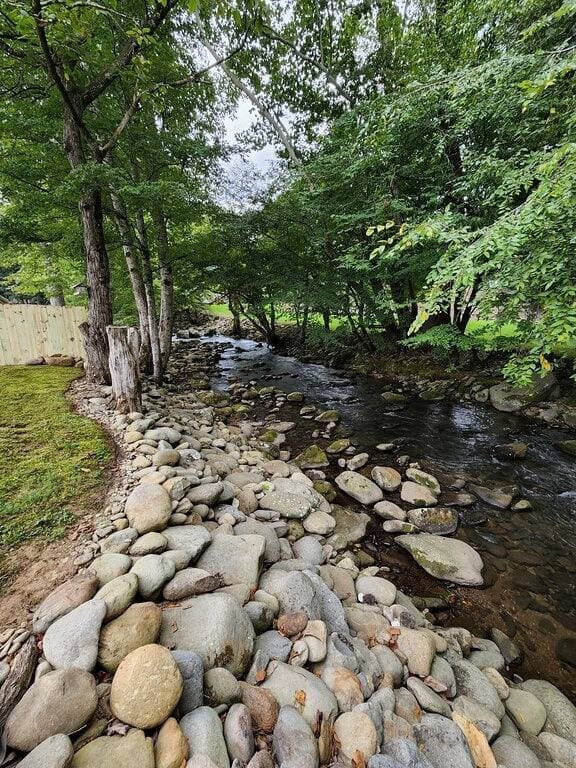 Foto 10 von 41: A Rushing Stream of Dreams Creekside Cabin 1 min to National Park!