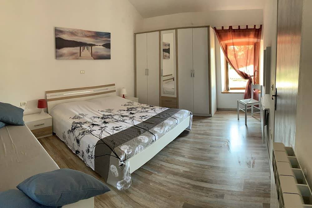 Foto 3 von 22: Rustikales Bauernhaus, umgeben vom Grün des großen und weitläufigen Gartens mit Swimmingpool