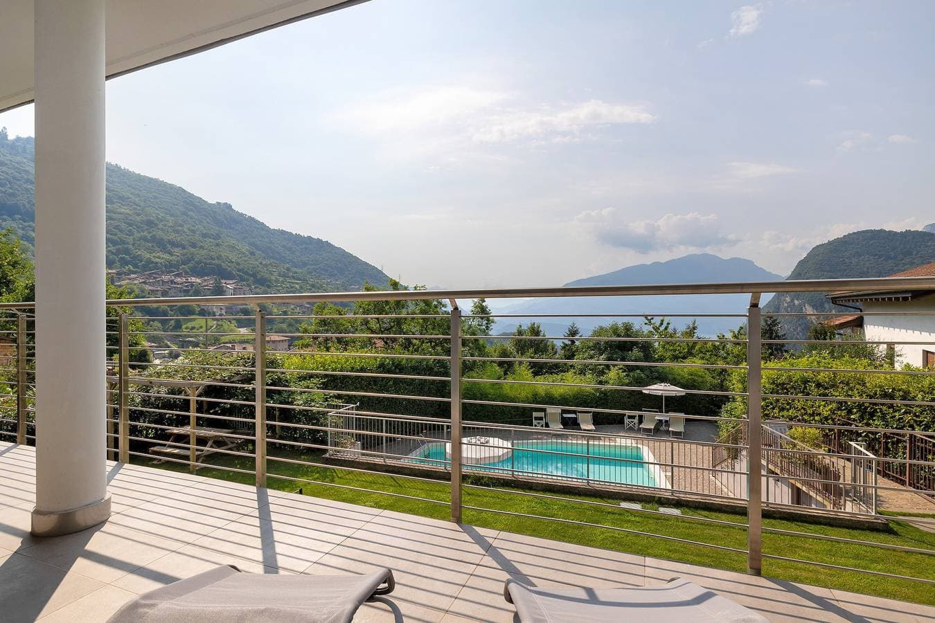 Foto 11 von 32: Eco del Garda – Deluxe Studio 101 mit überdachter Terrasse und Seeblick