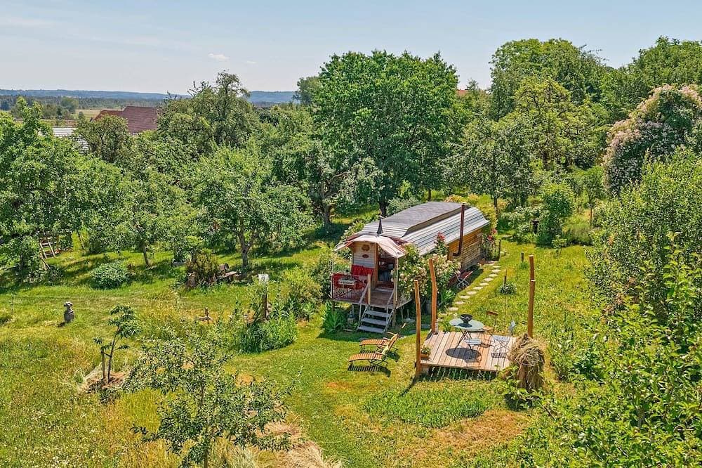 Zirkuswagen in Ostrach – Einzigartiger Wohnwagen im Obstgarten 1