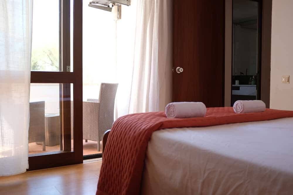 Foto 2 von 30: Walk to Marina, Relaxing Duplex in Central Location