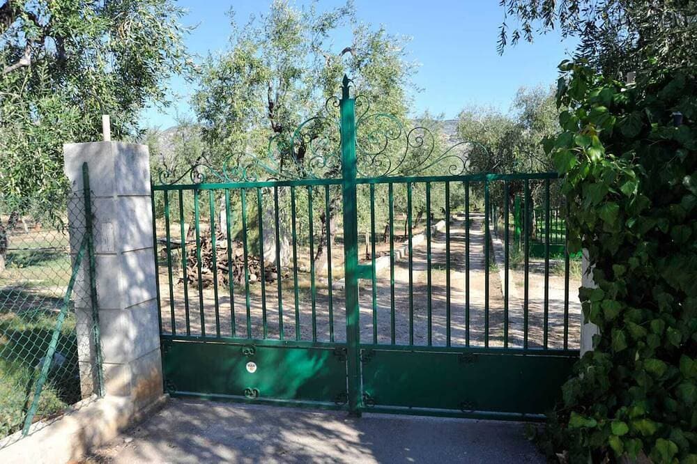 Foto 13 von 30: Einzelne Villa mit großer überdachter Veranda im Freien, umgeben von einem wunderschönen Zitronenhain