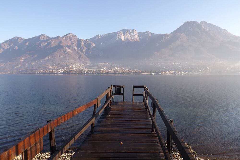 Foto 13 von 25: Ferienhaus am See mit privatem Garten und Seebrücke.