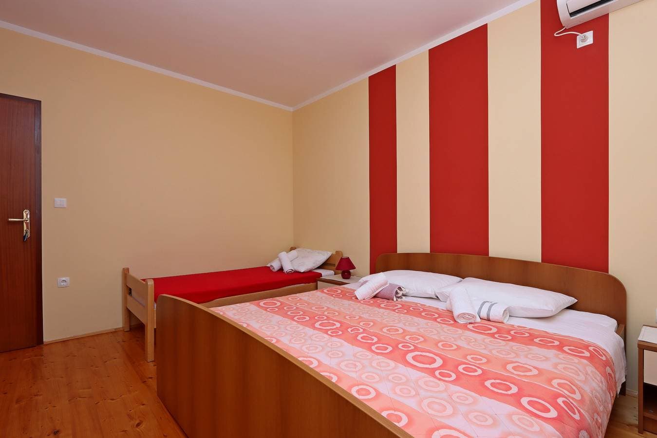 Foto 13 von 23: Zimmer mit Terrasse und Meerblick Vrbnik, Krk S-5299-a