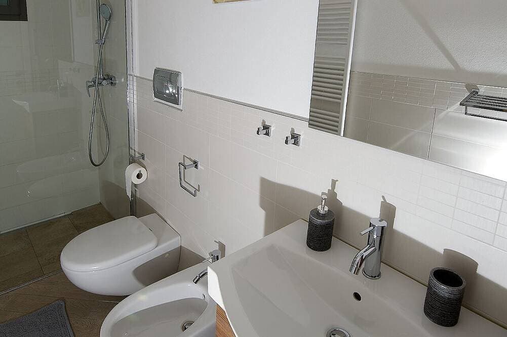 Foto 9 von 23: FeWo Farfalla mit Klima, Pool und Parkplatz mit Ladestation 22 kw, 250 Meter See