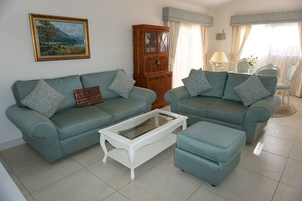 Foto 10 von 30: Private villa with garden &jacuzzi. Great for golfers. BBQ and alfresco dining.