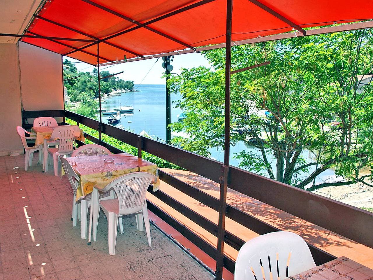 Tri luke (Tri porte) 8 km von Vela Luka: Mehrfamilienhaus Šarenko 1