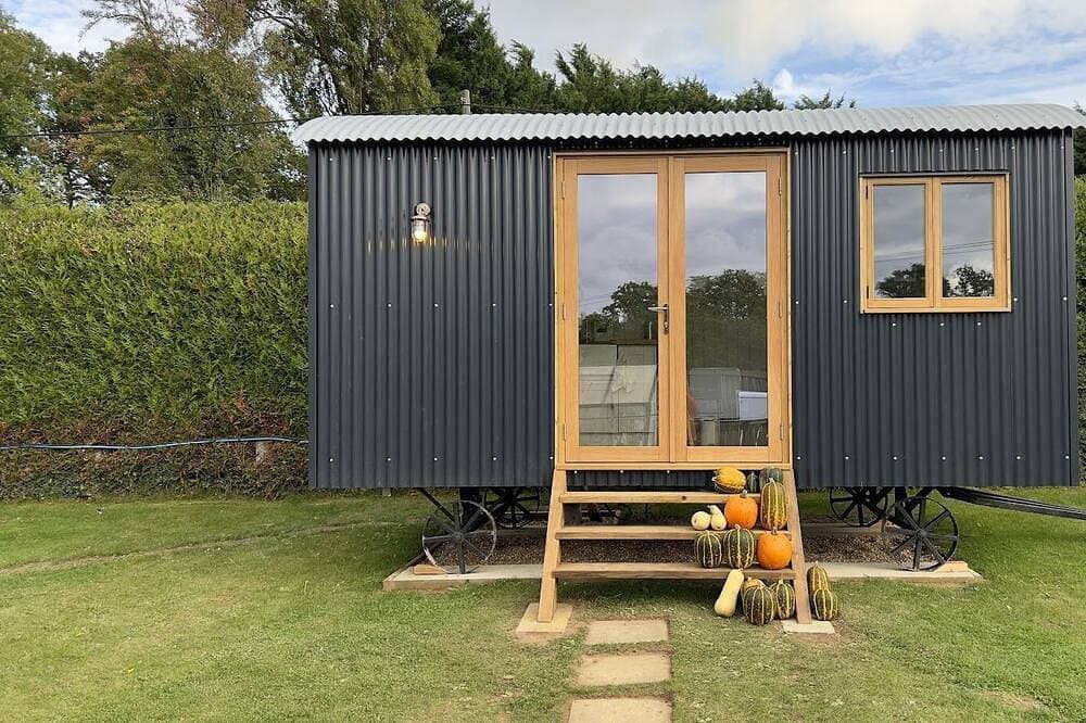 Foto 3 von 10: Luxury Shepherds Hut, W/large Garden, Firepit, & Wi-fi @ Cedar Gables Campsite