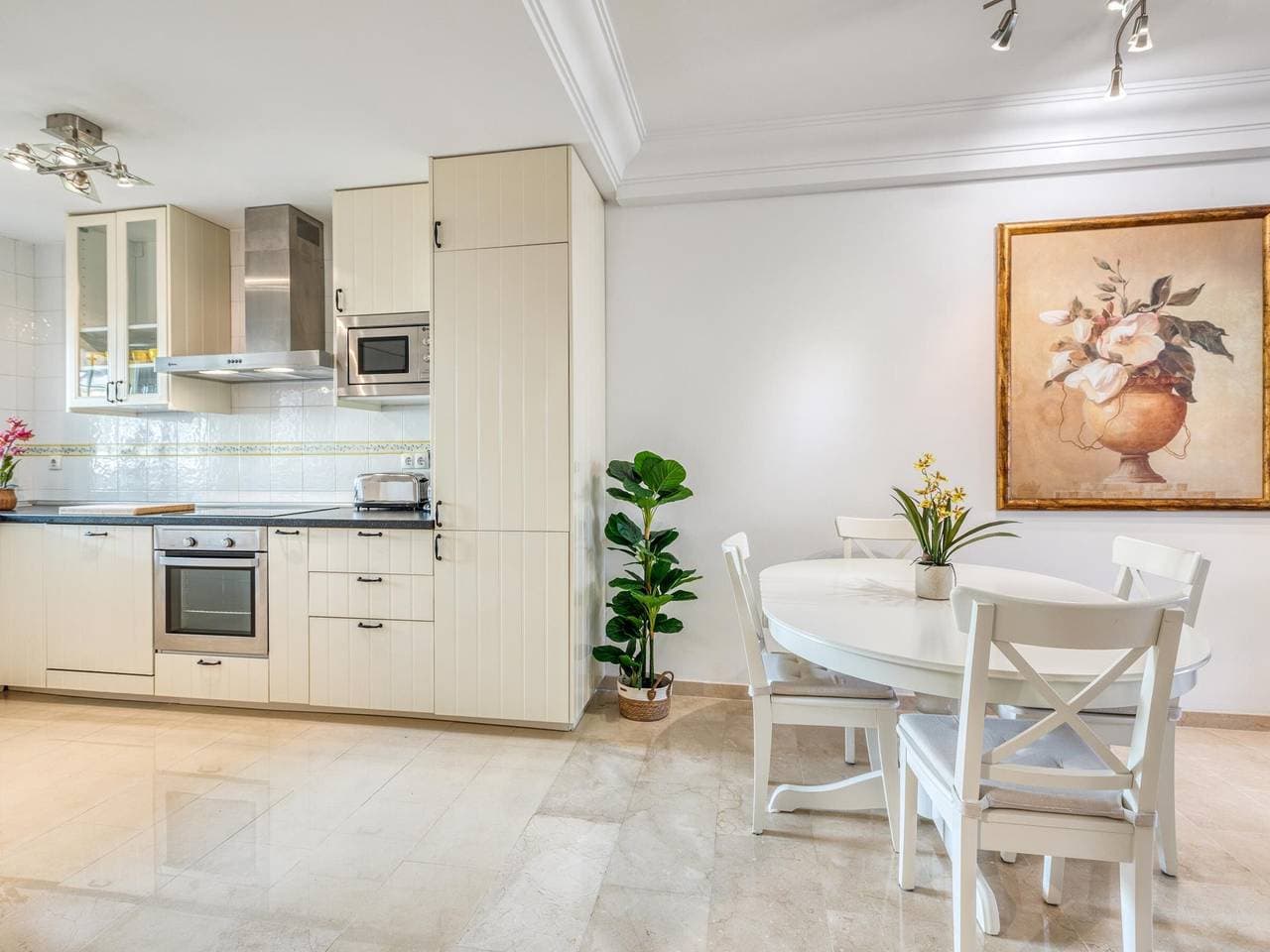 Foto 9 von 25: Helles Apartment mit Terrasse und Pools, nahe Estepona Hafen, 2 Schlafzimmer, 2 Bäder, WLAN