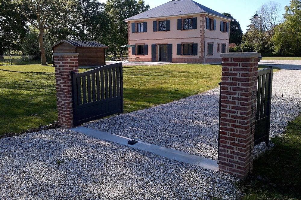 Modernes geräumiges Haus mit 5 Schlafzimmern im Herzen des schönen grünen Küstendorfes 1