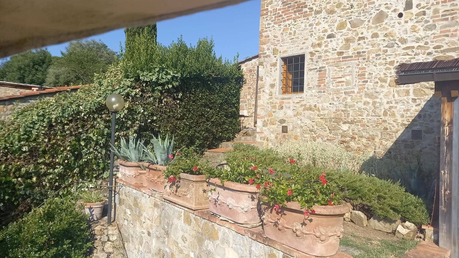 Foto 3 von 29: Podere Salceto – Terrasse mit Chianti-Blick, authentisches Toskana-Erlebnis