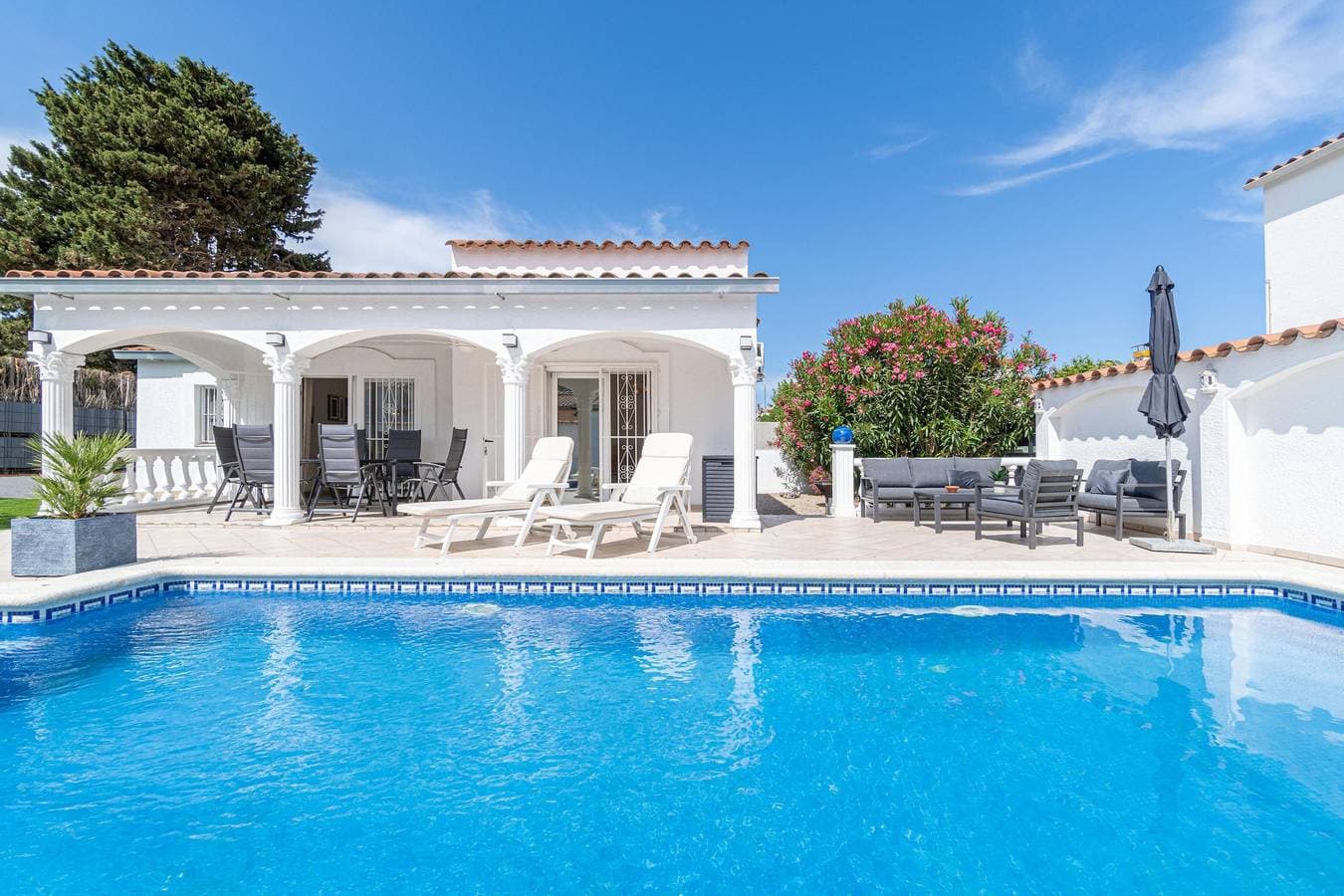 Foto 4 von 40: Erdgeschosshaus mit 3 Schlafzimmern und Pool
