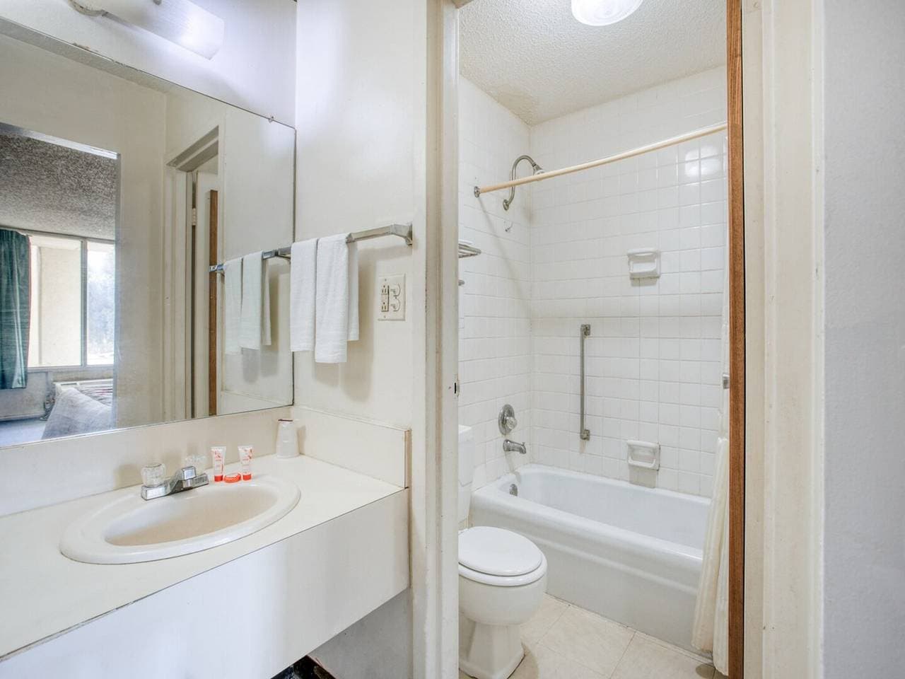 Foto 4 von 9: Petersburg, Virginia | Kingsize-Bett | Rauchen
