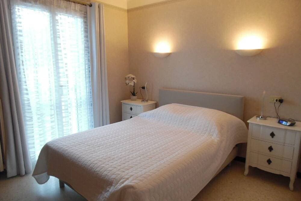 Foto 2 von 8: Gemütliche F2 Wohnung mit Terrasse, Parkplatz und WLAN - Nahe Stadtzentrum und Thermen
