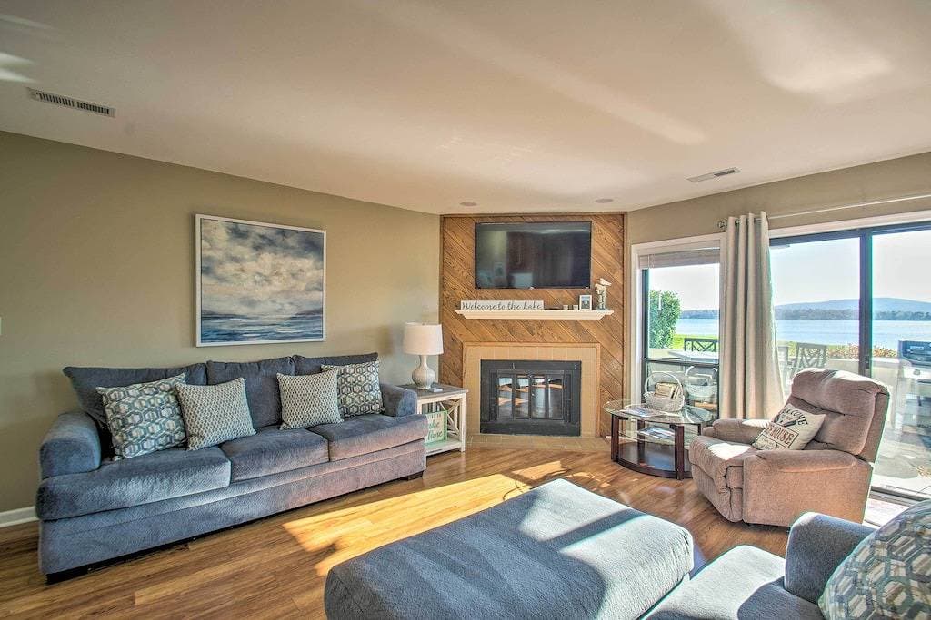 Sun-Filled Condo w/ Smith Mountain Lake Views 1