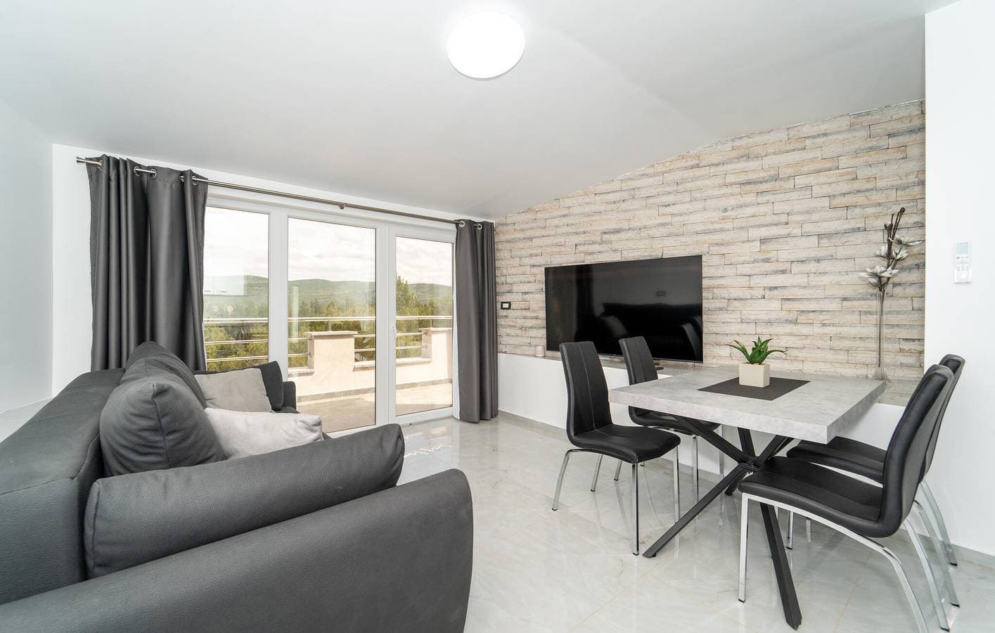 Foto 5 von 24: Apartment mit Meerblick, Terrasse und Parkplatz in der Nähe von Donji Karin