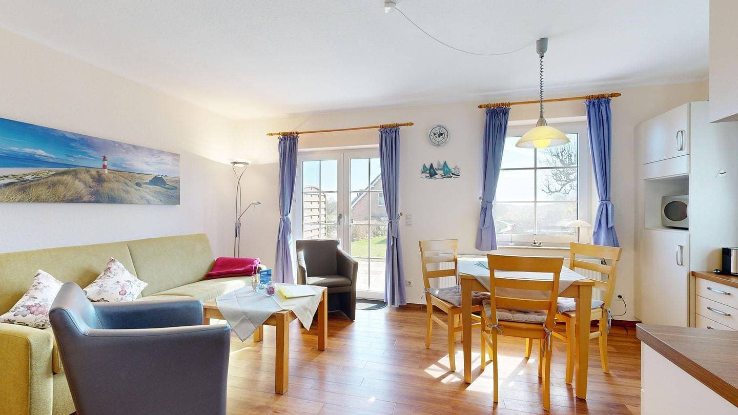 Foto 3 von 23: Traumhaftes Reetdachhaus in ruhiger Lage, Terrasse und mit großem Garten