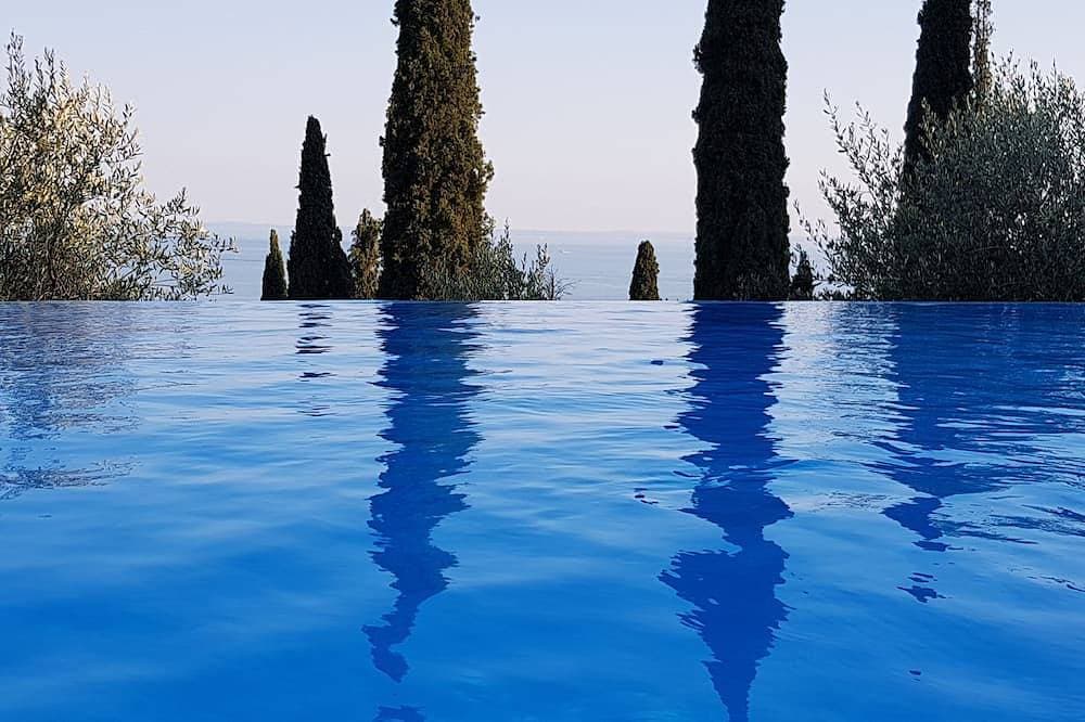 Moderne Wohnung mit Loggia, atemberaubenden See-Panoramablick und Infinity-Pool 1