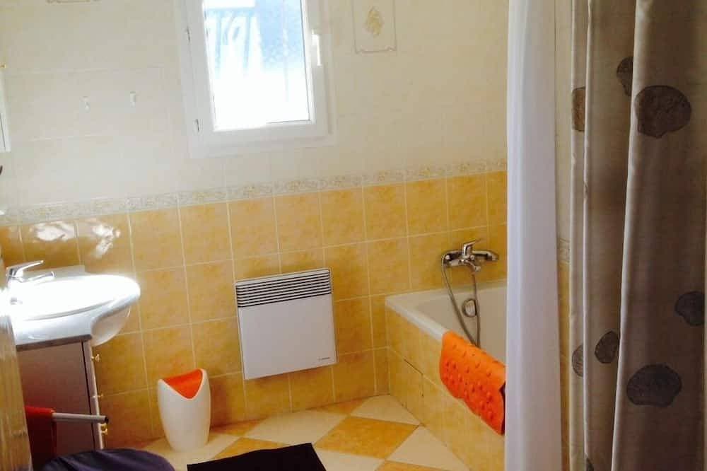 Foto 7 von 26: Haus auf einer Ebene, ruhig, mit Garten und Pool