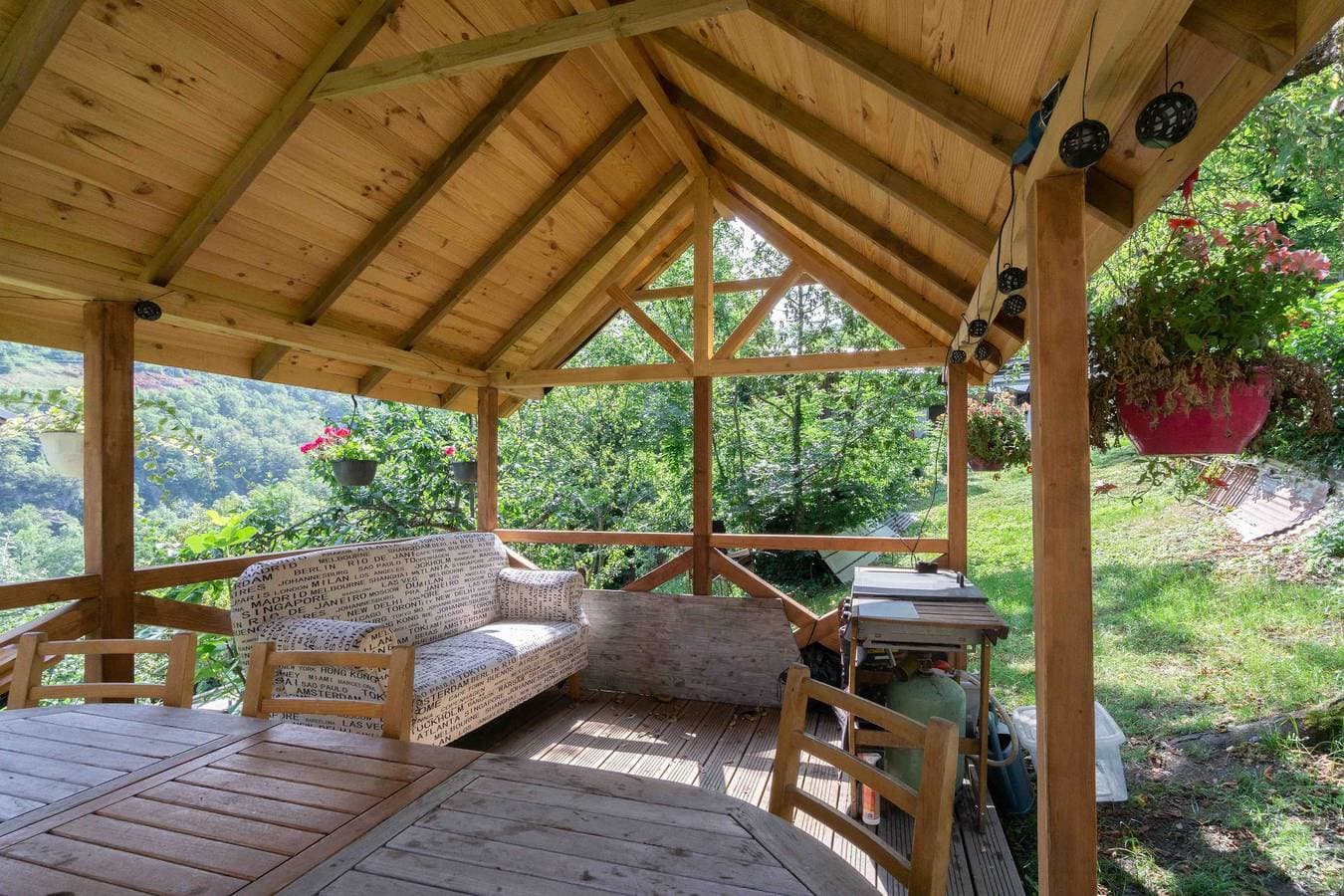 Foto 3 von 12: Einzimmerapartment 'Chalet Belamy 1' mit Bergblick, privater Terrasse und Wi-Fi