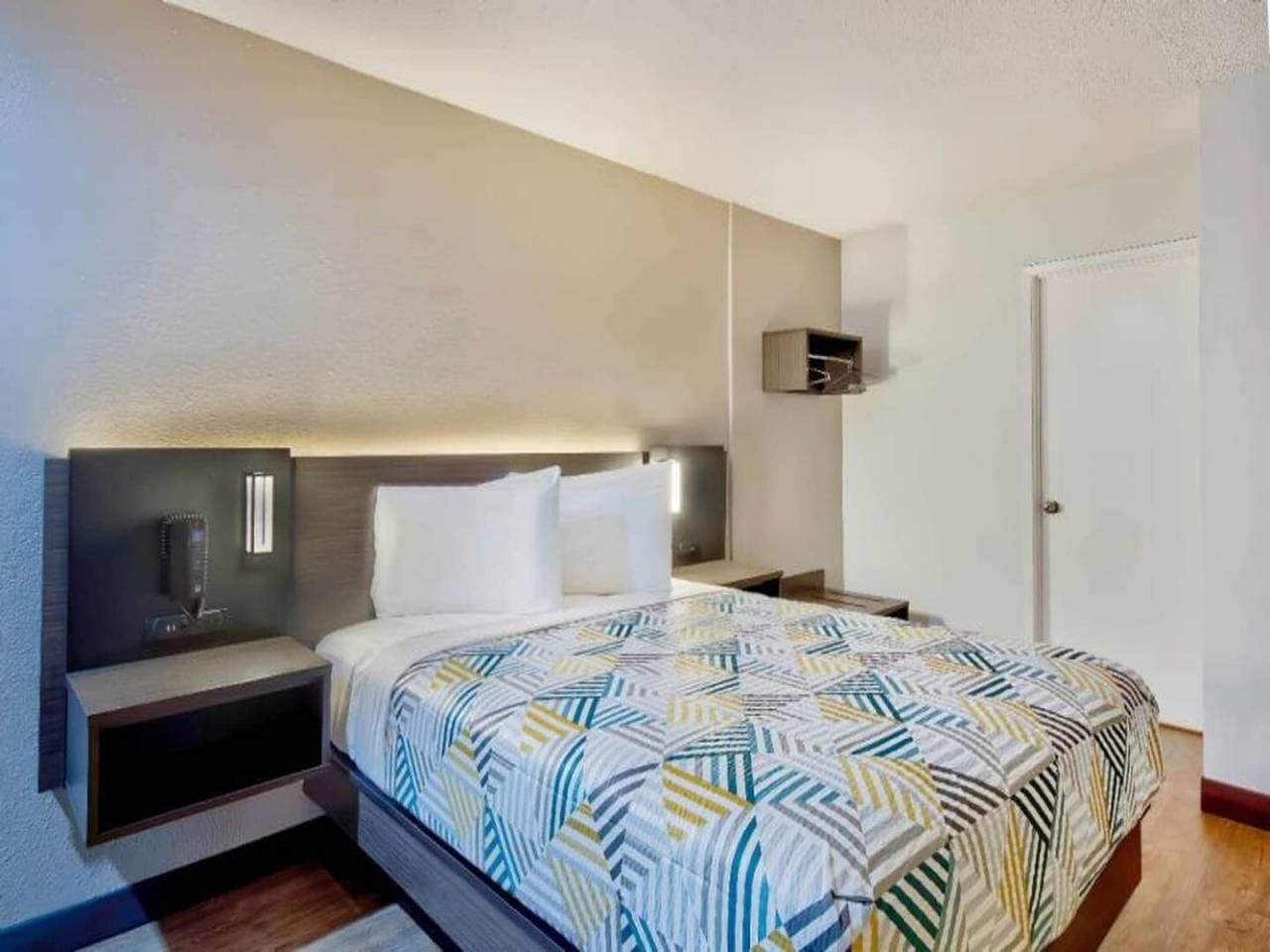 Foto 9 von 36: Geräumiges Zimmer mit 1 Kingsize-Bett