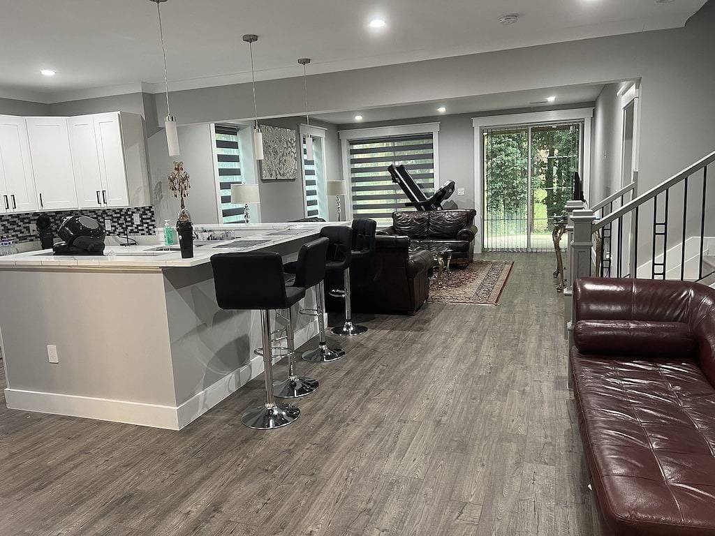 Foto 4 von 12: Modern newly private basement apartment