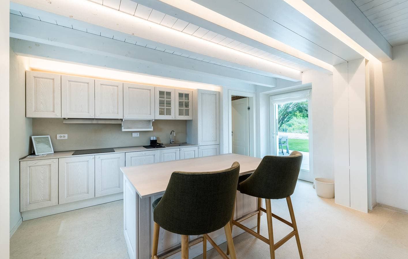 Foto 6 von 47: Ferienunterkunft mit Seeblick, AC, Pool, Parkplatz & WiFi