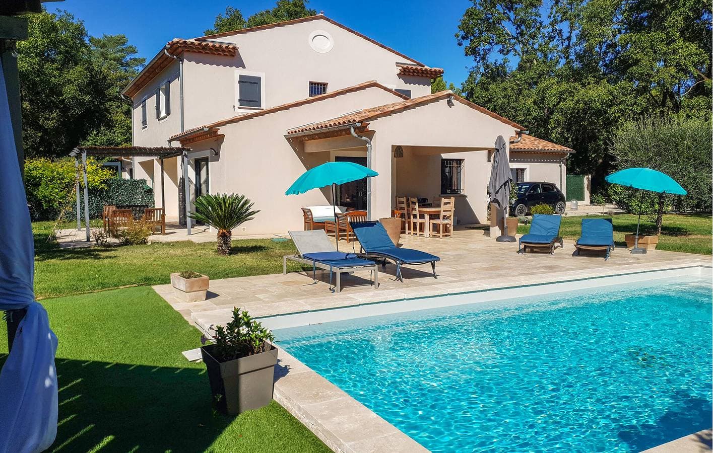 Foto 2 von 22: Geräumiger Rückzugsort mit Pool, Parkplatz und Terrasse