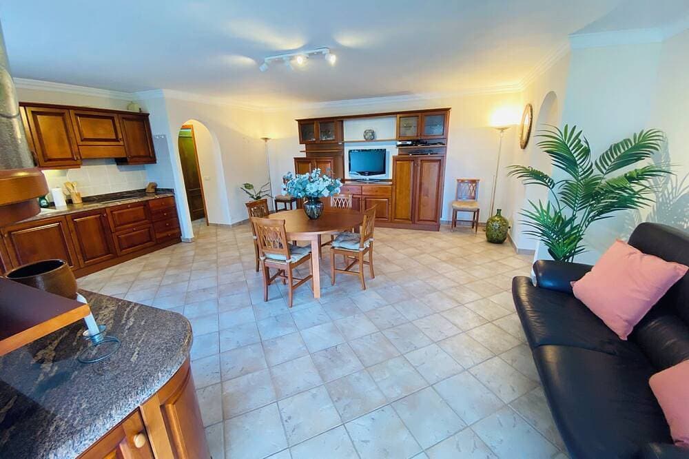 Foto 12 von 18: Ocean views in an oasis of lush vegetation. Jacuzzi and peace and quiet