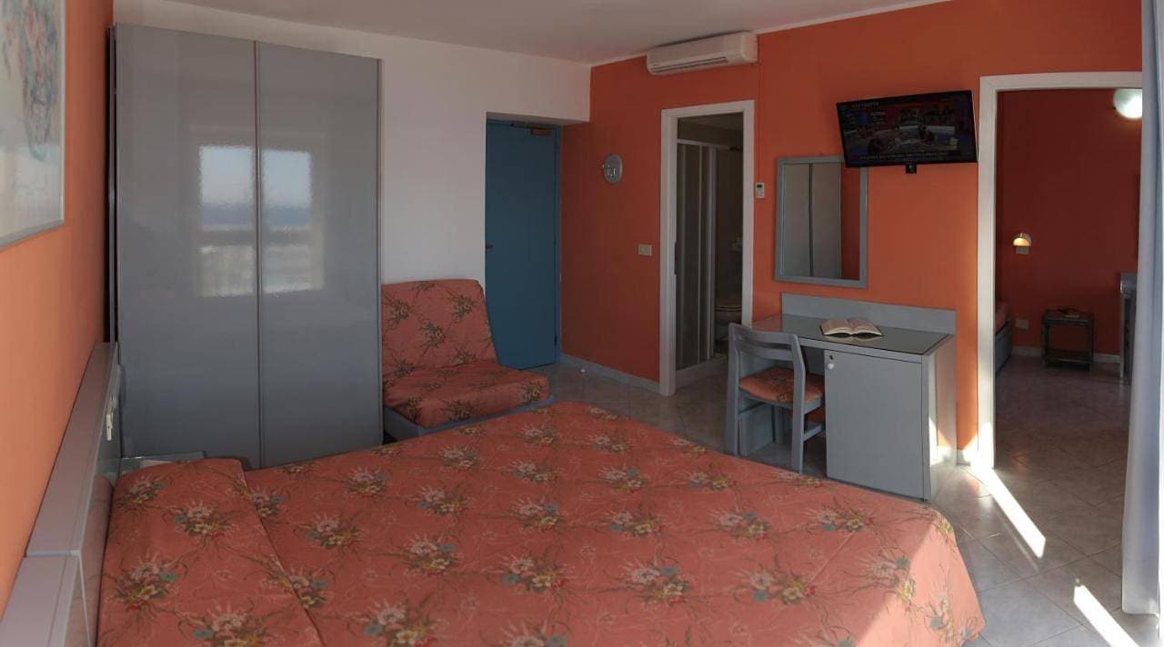 Foto 6 von 46: Quadruple Room with Balcony and Sea View