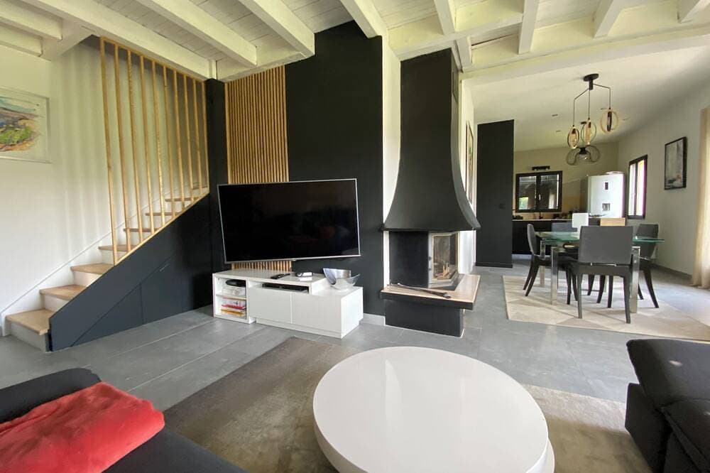 Foto 9 von 30: Contemporary home with a view of the mountains