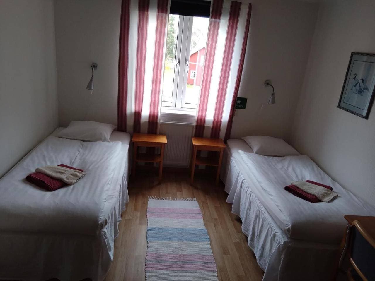 Foto 7 von 9: Twin Room with Shared Bathroom