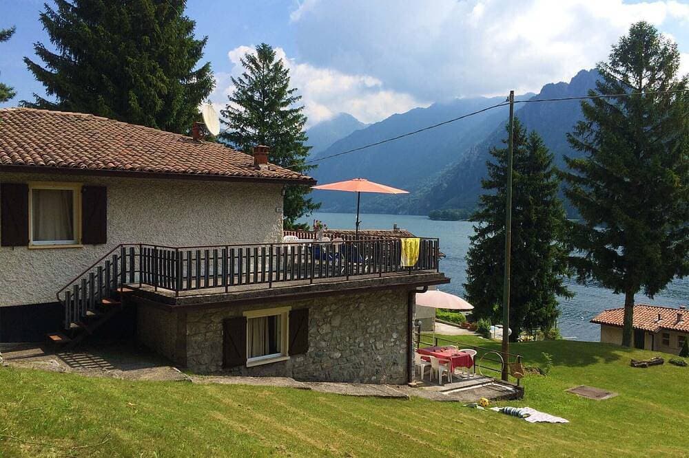 Direkt am See mit Terrasse und zwei Schlafzimmern 1