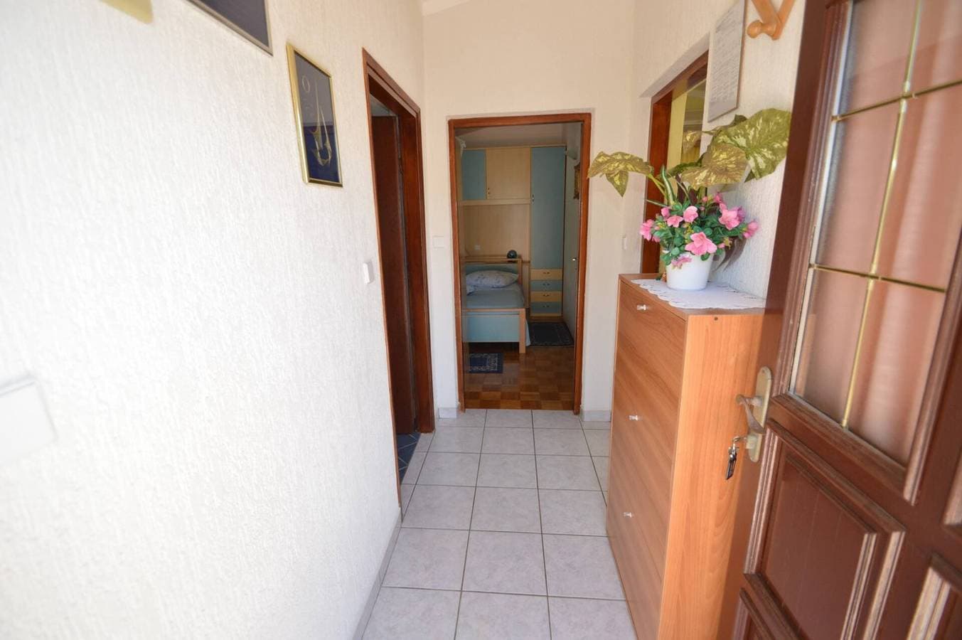 Foto 11 von 16: Apartment Franka 1, Wohnfläche 84 m2. Es verfügt über zwei Schlafzimmer, ein Badezimmer mit Badewanne, ein Wohnzimmer, ein Esszimmer und eine Küche. Das Apartment verfügt über eine große Terrasse und einen privaten Parkplatz.