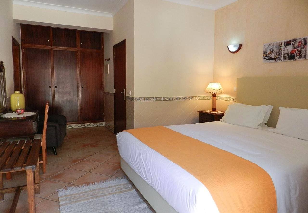 Foto 5 von 10: Twin Room with Private Bathroom