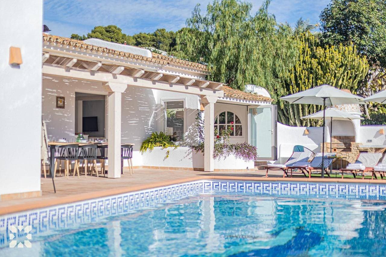 Foto 2 von 5: Villa with Private Pool