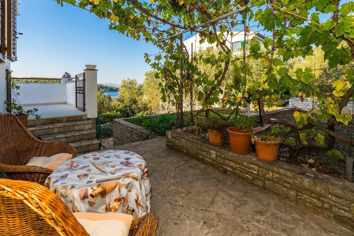 Foto 4 von 32: 2-Zimmer-Ferienwohnung mit Terrasse und Meerblick Necujam, Solta A-2090-a