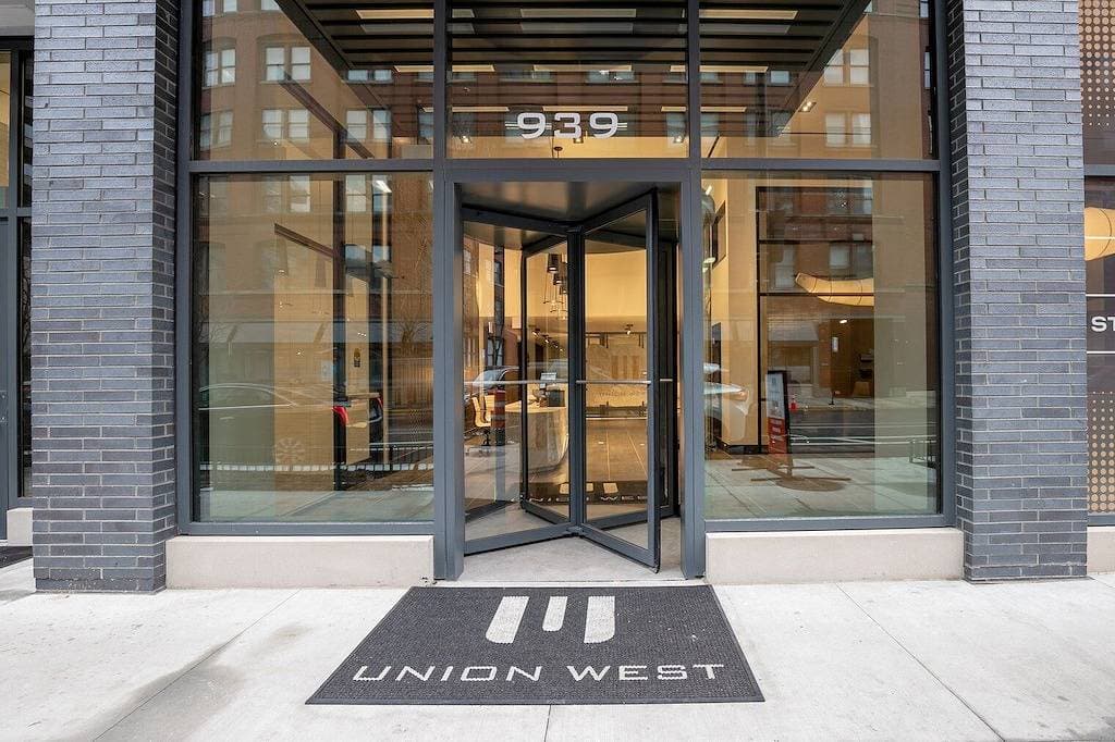 Smart West Loop Studio w/ Pool, Gym, nr. Fulton Market, by Blueground 1