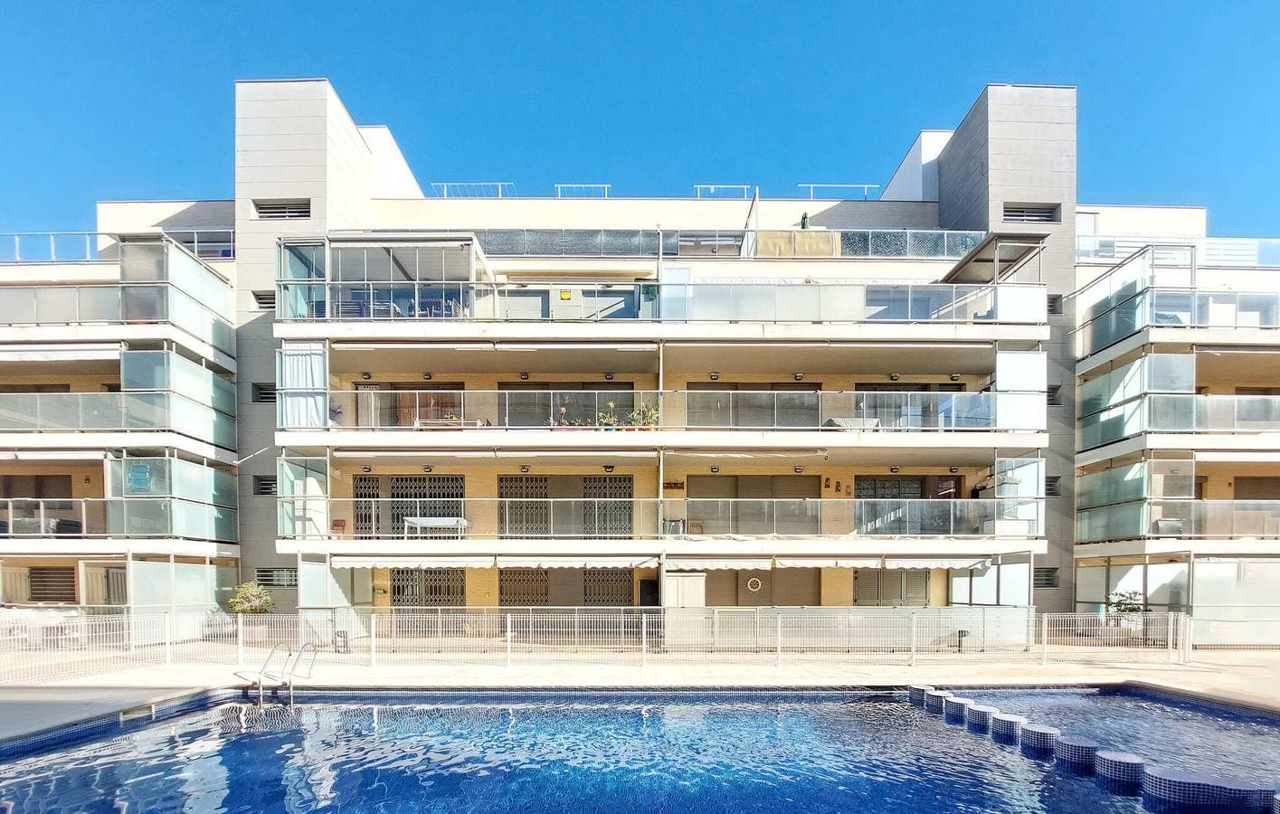 Foto 2 von 23: Rückzugsort mit Meerblick, Pool und Parkplatz - Playa Masbó 2km