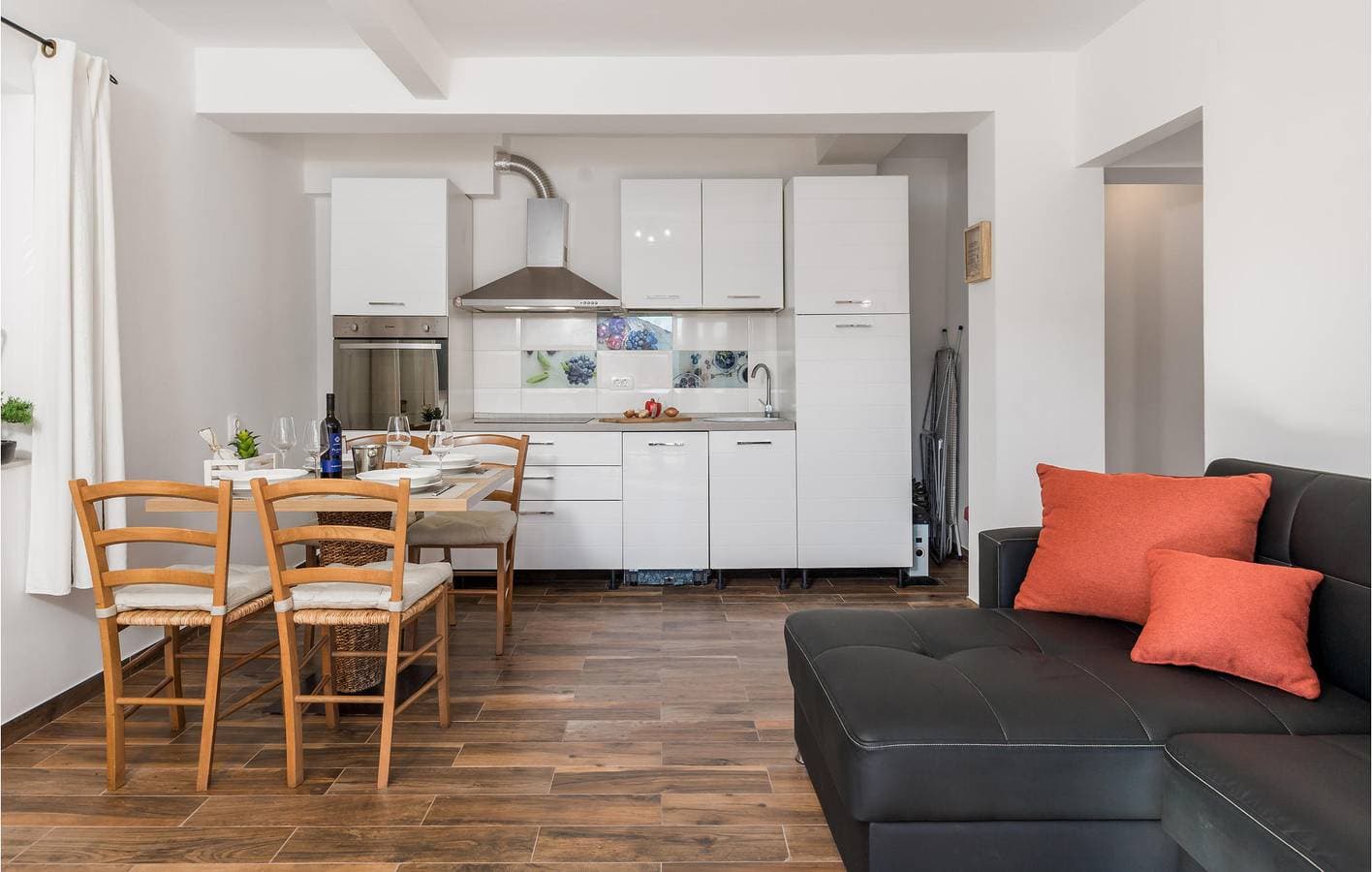 Foto 10 von 26: Gemütliche Ferienwohnung mit Terrasse in der Nähe eines Bistros und der Küste in Cres