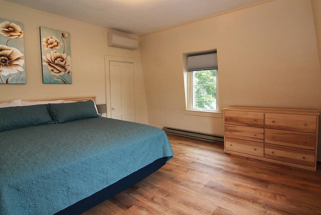 Foto 11 von 21: Renovated downtown Bar Harbor apartment, park and walk to shops and restaurants.