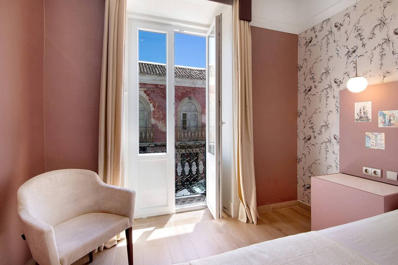 Foto 7 von 30: Zimmer 'Quarto Twin Comfort Plus 102' mit gemeinsamer Terrasse, WLAN und Klimaanlage