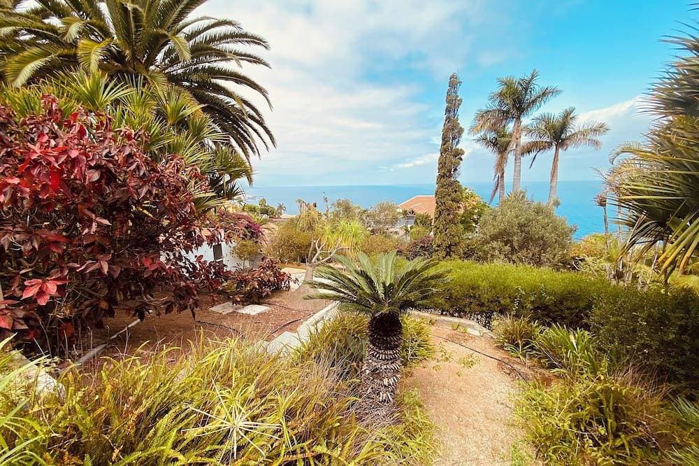 Foto 7 von 18: Ocean views in an oasis of lush vegetation. Jacuzzi and peace and quiet